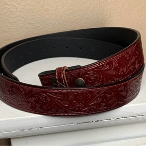 Elegant Embossed faux Leather Belt in a Brownish/Red